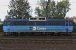 Zijaanzicht van CD Cargo 363 215 bij Praha-Liben op 21 september 2026. Deze locomotief kwam in 1984 in dienst bij de toenmalige Tsjecho-Slowaakse Spoorwegen CSD als E 499 315 voordat hij CD 163 215 werd, waarbij de groene carrosseriekleuren voor gelijkstroom-elektrische locomotieven werden behouden ten tijde van de splitsing tussen Tsjechië en Slowakije. In 2024 werd de locomotief uitgerust met ECTS en kreeg andere kleine aanpassingen, waarna hij naar CD Cargo ging en daarbij hun huisstijl kreeg.