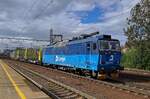 Am 21. September 2026 zieht CD Cargo 363 512 einen gemischten Güterzug aus Praha-Libeň in Richtung Kolín über Nymburk. Auf dieser Seite der Lok ist die Modernisierung von einer Baureihe 363 deutlich sichtbar: Die ursprünglichen Baureihen 162/163 und 362/363 haben auf einer Seite vier „Bullaugen“, die bei der Baureihe 363.5 verschwunden sind. Die andere Seite zeigt noch ein Lüftungsgitter.