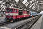 Old colours and service: 371 004 stands in Dresden Hbf on 10 May 2016 after having brought in an EC from Praha.