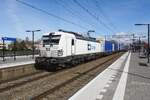 Now also in the Netherlands! CD Cargo 193 584 hauls the Lovosice intermodal shuttle train through Elst on 10 April 2022.