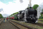 Extra train to Praha-Masarykovo with 464.102 stands on 13 May 2012 in Luzna u Rakovnika.