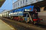 On 20 September 2020 the Sun sets at Praha-Masarykovo wshilst Papousek 477 043 plus one postal van stands at the station's  platform.