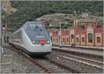The FS Trenitalia IC 631 on the journey from Ventimiglia to Milano leaves the single-lane, 1136 meter long 'Galleria Caprazoppa' and reaches its next stop, Finale Ligure. Photo location: end of platform) 

September 16, 2023