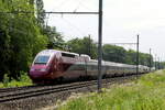 Der Eurostar Red 4341 und 4539 von Amsterdam nach Paris wich von der normalen Strecke ab. TGV PBKA (oder TGV Réseau Quadricourant): Zwischen 1996 und 1997 wurden 17 dieser Züge von Alstom gebaut. Nummern: NMBS: 4301 bis 4307 / DB: 4321 bis 4322 / NS: 4331 bis 4332 / SNCF: 4341 bis 4346. Höchstgeschwindigkeit: 320 km/h. Leistung: 8800 kW bei 25 kV und 3680 kW bei 3000 V oder 1500 V sowie 5160 kW bei 15 kV. 2 Lokomotiven und 8 Wagen, Länge 200 m, Sitzplätze: 401 (modernisiert von 2021 bis 2024). Strecke 27A am Flughafen Antwerpen. 07-07-2026
