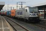 Metrans 187 509 hauls a south bound container train through Fulda on 24 September 2025.