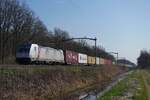 RFO 186 386 hauls a container train to Kijfhoek near Tilburg Oude Warande on 18 March 2026.
