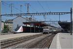 The SNCF BB 22 249 wiht his TER to Lyon and a TGV Lyia to Paris in Geneva. 

19.07.2021