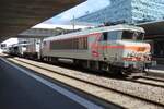 SNCF 22349 hauls a set of decommissioned locomotives out of Paris-Austerlitz on 19 September 2023.