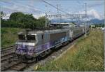 Den magnifika BB 22391 från den numera ganska sällan sedda SNCF-lokklassen BB 22200 är vid Vernier med sitt TER 96605 på resan från Grenoble till Genève. Det attraktiva motivet var värt två foton för mig, här är versionen där loket dominerar bilden.

1 juni 2026