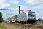 The Hexafret 186 193 with an empty flat stake goods wagons train from the port of Antwerp back to France. Bombardier Traxx F140 MS build in 2016 with construction N� 35363. Line 27A at Antwerp Airport. 15-07-2026