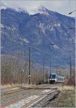 The Z 27 742 on the way to Bellegarde is passing the Semaphor in St Pierre en Faucigny.