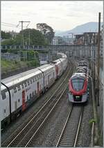 While the SNCF Z 31500 (Coradia Polyvalent regional tri-current) arrives at Genève station as Léman Express from Annemasse, a Twindexx as IC 1 713 is on its way from Genève Aéroport station to St. Gallen. The photo was taken a few ...