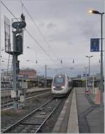 The SNCF inOui TGV 6702 to Paris Gare de Lyon is wating his deperture in Mulhouse (dp 07:46).