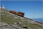 Una de las seis locomotoras trifásicas Chemin de Fer de La Rhune He 2/2 con su tren en la estación cumbre La Rhune.