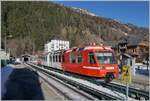 Der TMR BDeh 4/8 22 hat als TER 18914 von Vallorcine nach Saint-Gervais-Bains den Bahnhof von Montroc-Le-Planet erreicht. Der Triebwagen muss hier kurz auf den Gegenzug warten. 

26. Dezember 2025