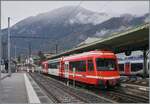 At St-Gervais, the narrow-gauge SNCF Z 850 052 unit awaits departure for Montroc-le-Planet. The onward journey to Vallorcine could not take place due to weather conditions (snow and avalanches).
The image also shows how the standard-gauge tracks are ...
