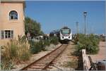 Der  U Caminu di Ferru di a Corsica AMG 813/814 ist als Train de Grandes lignes 101/151 von Bastia nach Calvi unterwegs und f�hrt zwischen Altstadt und Strand dem Bahnhof von Lisula Rossa / Ile Rouse
