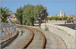 In Ile Rouse verl�uft die Strecke von Bastia nach Calvi zwischen Altstadt und Strand entlang und wird von zahlreichen Bahn�berg�ngen gekreuzt, so dass man sich in Etwa den Blick des Lokf�hrers bei der Ankunft in Ile de Rouse so wie das Bild zeigt vor ...