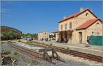 A view of the U Caminu di Ferru di a Corsica station at Lisula Rossa / Ile Rousse with its well-maintained track infrastructure. Here, the trains of the Grandes Lignes Bastia - Calvi, two pairs of trains, and the 'bathing trains' (Balagna) six pairs  ...