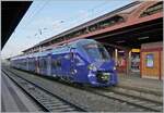 A Strasburgo, il SNCF Coradia Polyvalent (C-BGC) Bimodale-Ibrido B 85537 M è fermo e in attesa come SNCF FLUO per la partenza verso Molsheim.