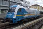 Arriva 183 004 pubblicizza i treni diretti ALEX Monaco--Praga mentre effettua la manovra a Regensburg il 17 settembre 2015. I cinque elettrici della Classe 183 sono stati venduti a Widmer Rail Service della Svizzera.