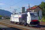 Lokomotion 186 443 sets herself in front of an intermodal train to Brennero at Kufstein on 19 September 2019.