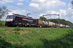 SBBCI 189 996 hauls a full intermodal service through Tilburg Oude Warande on 18 July 2020.