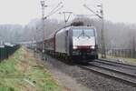 In murky weather conditions, 189 092 hauls a block train  into Venlo on 17 December 2021 and passes the railway crossing at Vierpaardjes.