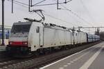 NIAG 186 236 plus une locomotive sœur tractent un train de charbon à travers Blerick en direction d'Amsterdam-westhaven le 16 mars 2022.