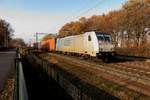 LTE 186 298 hauls the Mannheim-Wörth container train through Blerick on 27 November 2020.