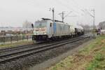 Lineas 186 291 -including Belgian flag- leaves Venlo on 17 December 2021 and has just passed   the railway crossing at Vierpaardjes -notorious (with the car drivers) and famous (for the railway