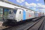 Diverted VTG/ReTrack 186 538 hauls a container train through Hannover Hbf on 21 September 2022.