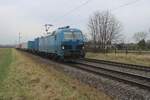 RheinCargo 192 057 hauls an intermodal train through Kaarst Broicherheide on 22 January 2025.
