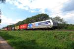 RTB 186 300 hauls the intermodal Blerick-shuttle through Tilburg Oude Warande on 19 July 2020.