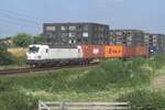 On 9 July 2021 RTB 193 485 still was plain whithe whilst hauling a container train throguh Tilburg-Reeshof.