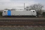 RTB/RailPool 186 438 stands at Blerick on 18 March 2022, waiting for a new container shuttle train to Kijfhoek.