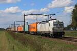 RTB Cargo 193 430 hauls a container train through Hulten on 21 August 2025.