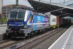 On 8 May 2026 RTB Cargo 193 174 hauls a container train through Tilburg.