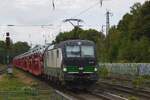 On a grey 23 August 2026 TX Log 193 754 hauls a train loaded with Land Rovers through Viersen and gets photographed fromthe station's platform 4.