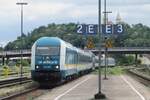On 27 May 2022 ALEX 223 068 enters Schwandorf. Here the train will be split in two portions.The front section of foyur coaches will continue to Hof Hbf, the rear three coaches will go toward Praha hl.n. via Plzen, where the at Schwandorf attached second ALEX 223 will be swapped for a ceske Drahy Class 362.