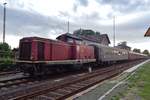 V 100 1365 stands with an extra train in Neuenmarkt-Wirsberg on 19 May 2018. 