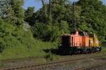 Ex-DB 212 902 hauls a decommissioned shunter through Lintorf on 9 May 2025.