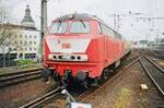 DB 215 037 hauls an RB into Köln Hbf on 13 January 2000.