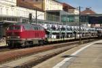 IGE 216 224 hauls an automotives train through Regensburg Hbf on 17 September 2015.