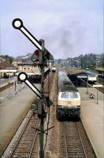 218 416-6 is starting at Memmingen and pasing the form signal Hp2. In the backgroud is annother 218 and 628.0, at July 24th, 1983.
