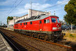 La  Ludmilla  remotorizada 233 572-7 (92 80 1233 572-7 D-DB) de DB Cargo Deutschland AG, anteriormente DB 232 572-8, DR 132 572-9, llega el 20 de septiembre de 2018 como tren vacío (Lz) a la estación principal de Brandenburg an der Havel y continúa hacia el patio de clasificación (Rbf).

La V 300 fue construida en 1978 por LTS (Luhanskyj Teplowosobudiwnyj Sawod, también conocida como Fábrica de Locomotoras  Revolución de Octubre  Lugansk (anteriormente Voroshilovgrad)) bajo el número de fábrica 0832 y entregada como 132 572-9 a la Deutsche Reichsbahn (DR). El 01.01.1992 fue renumerada a DR 232 572-8 y el 01.01.1994 a DB 232 572-8. En 2002 fue reconstruida y remotorizada en el taller de reparaciones de Cottbus con un nuevo motor diésel de cuatro tiempos y doce cilindros tipo 12D49M, tras lo cual fue renumerada a DB 233 572-7 el 28.11.2002.