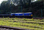 The Class 66 – 266 067-8 (92 80 1266 067-8 D-BRLL) of Beacon Rail Leasing Ltd (London), now leased to Neo Lox GmbH (Bottrop), was parked on October 3, 2026, at the Betzdorf/Sieg marshalling yard with a train of bulk tipper wagons loaded with ba ...