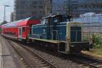 DB 365 695 -back to her 1970s colours-  shunts one double deck coach at Aachen Hbf on 26 June 2024.