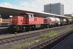 Chemion 1275 003 passes through Köln Messe-Deutz on 16 May 2025 during the long wait for DB Fernverkehr to start up again after a stupid planning failure led to a near total standstill of long distance rail traffic at Cologne.