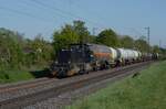 NorthRail 275 627 hauls a tank train from Dormagen through Kaarst-Broicherseite and gets photographed on 24 April 2026 by about eight Dutch railway fans.